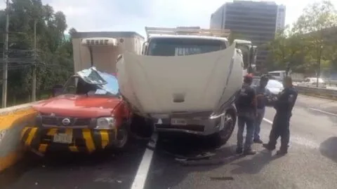 Camión provoca carambola en Santa Fe; deja ocho vehículos dañados y, al menos, un herido