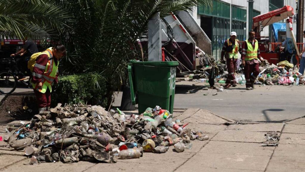 Zócalo y Reforma amanecen con 40 toneladas de basura