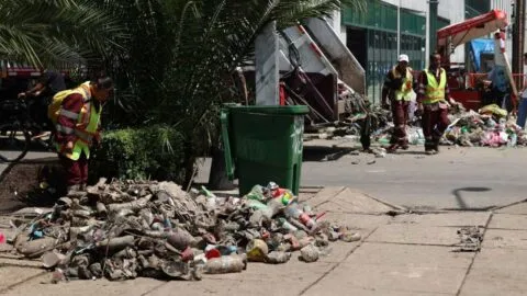 Zócalo y Reforma amanecen con 40 toneladas de basura tras festejos