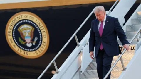 Departamento de Justicia cita a periodistas del New York Times por reportaje sobre el nuevo Air Force One de Trump