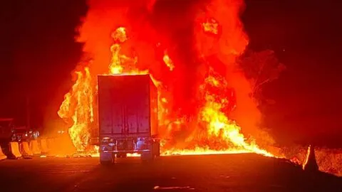 Fuerte choque provoca incendio de tráileres y cierre de la autopista Tecomán-Colima