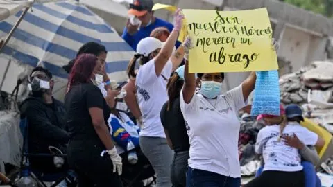 A un mes del terremoto en Venezuela: Familias siguen buscando a sus desaparecidos entre los escombros