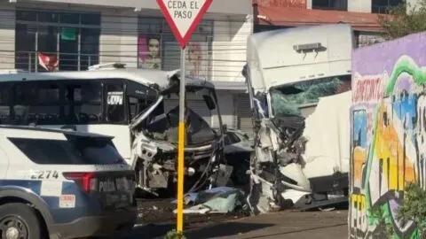Tráiler embiste a camión de transporte público en la Puebla-Tehuacán; muere una mujer y seis personas resultan lesionadas