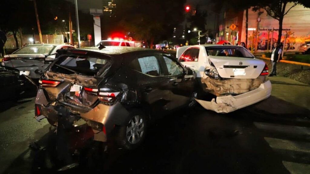 Un automovilista presuntamente ebrio chocó varios vehículos, volcó un auto y embistió a un repartidor en Miguel Hidalgo.