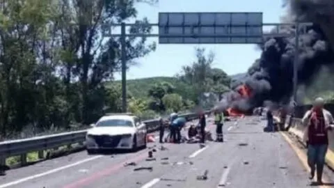 Accidente en la autopista Guadalajara-Tepic deja 9 muertos; siete vehículos se incendian tras choque; hay cierre total en Plan de Barrancas