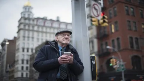 Nueva York aprobará un sistema de monitoreo para adultos mayores ante crisis climáticas