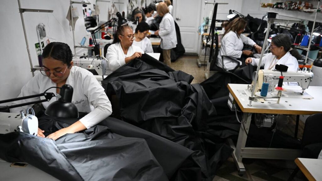 Taller confecciona bolsas mortuorias tras sismos en Venezuela.