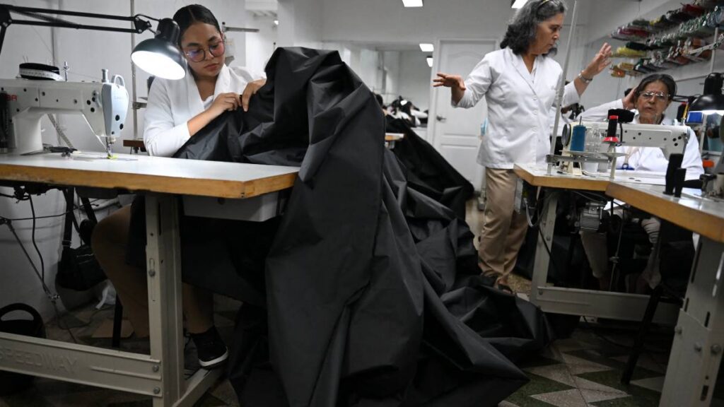 Taller confecciona bolsas mortuorias tras sismos en Venezuela.