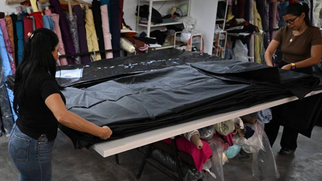 Taller confecciona bolsas mortuorias tras sismos en Venezuela.