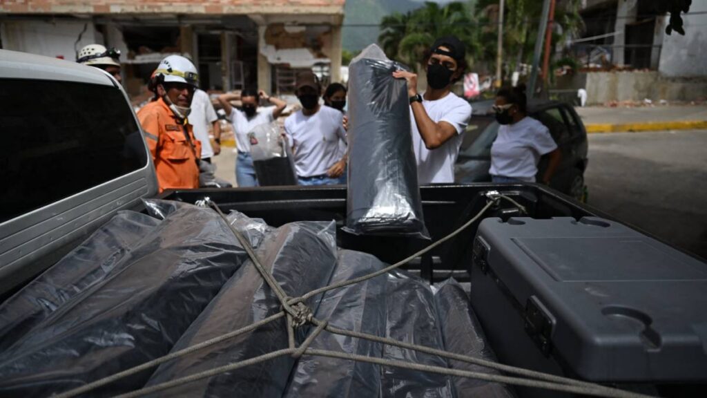 Taller confecciona bolsas mortuorias tras sismos en Venezuela.