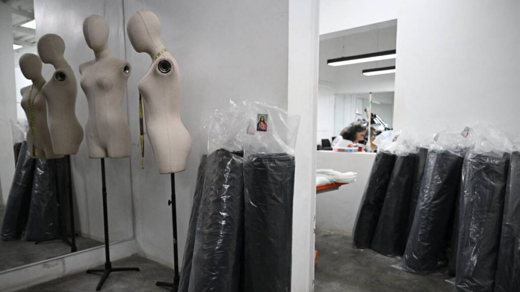 Taller confecciona bolsas mortuorias tras sismos en Venezuela.