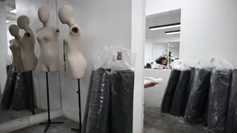 De la alta costura a la emergencia: taller confecciona bolsas mortuorias para víctimas en Venezuela