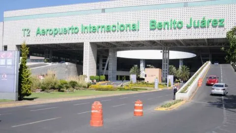 Zafarrancho en el AICM: esto es lo que casi nadie sabe sobre cómo se controla a un pasajero "problemático"