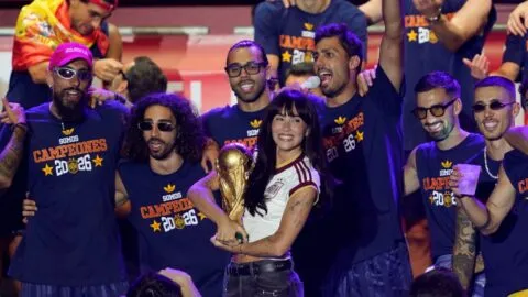 Aitana levanta la Copa del Mundo en los festejos de España tras ganar el Mundial 2026