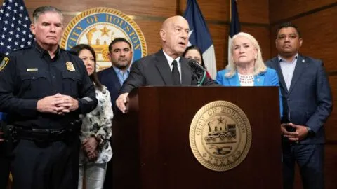Alcalde de Houston pide esclarecer la muerte del mexicano baleado por ICE: "Le dispararon y lo mataron"