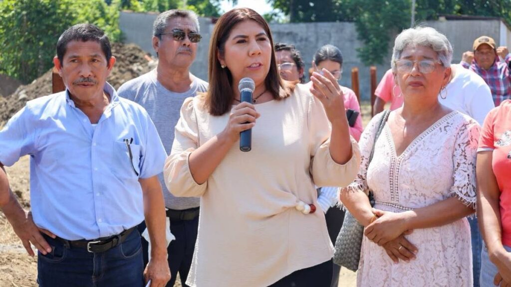 "Usted ya va de salida", alcaldesa de Huimanguillo a adultos mayor.