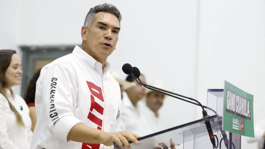 El INE ordenó retirar publicaciones de Alejandro Moreno y del PRI donde llaman "narcopartido" a Morena; el dirigente acusa censura.