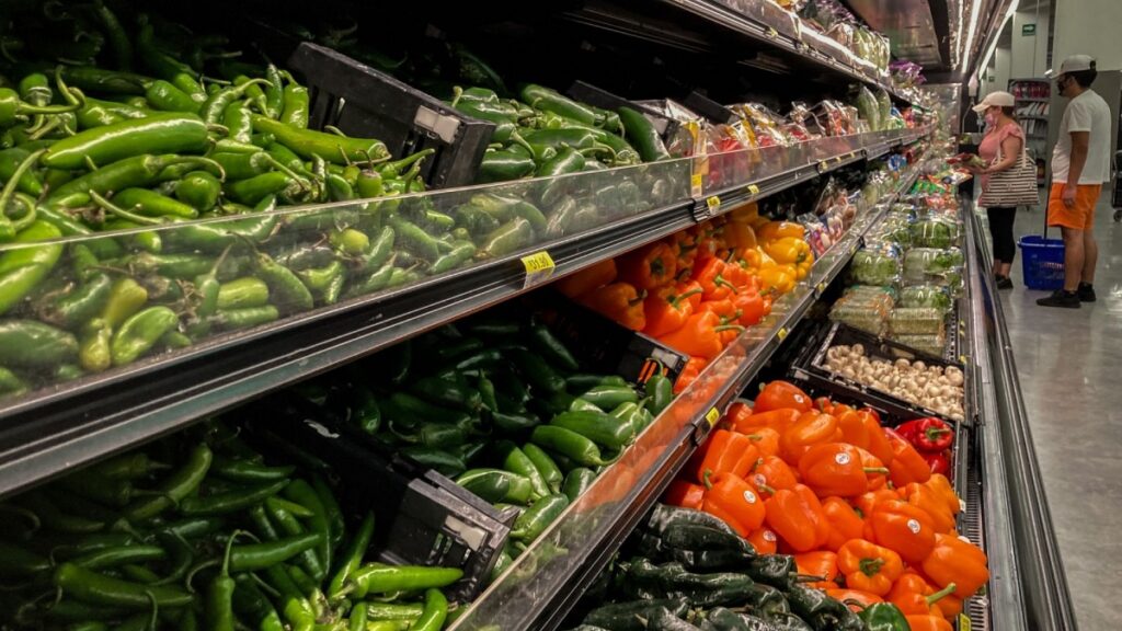 Los alimentos comprados en el súper subieron 4.5% en un año.