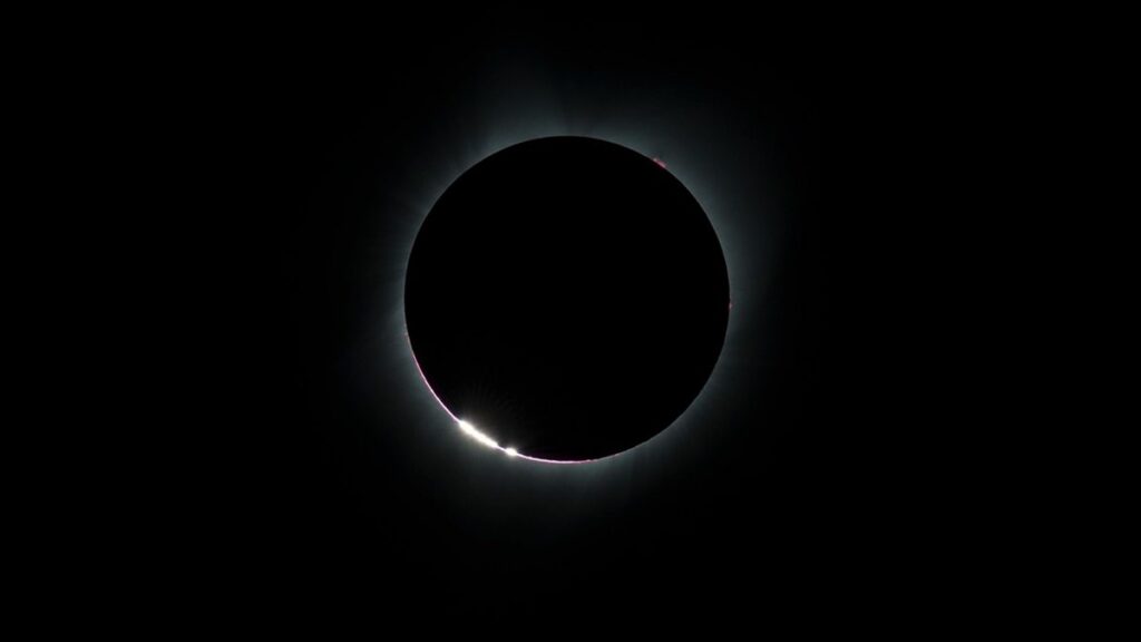 Anillo de diamantes. Imagen de la NASA.