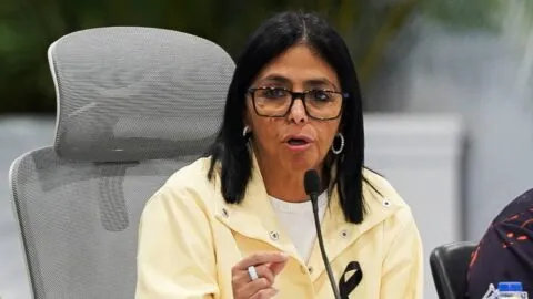 Aquí no habrá estallido social, advierte Delcy Rodríguez ante nuevos militares