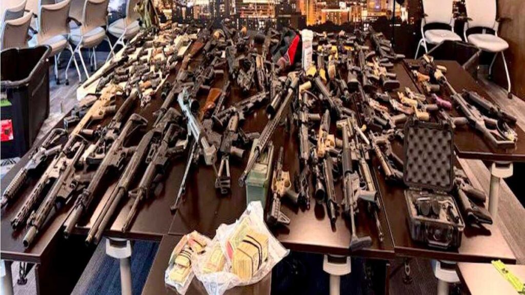 Decomisan arsenal de 138 armas que iría a México