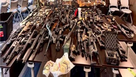 Interceptan en EE. UU. arsenal con 138 armas; buscaban venderlas en México