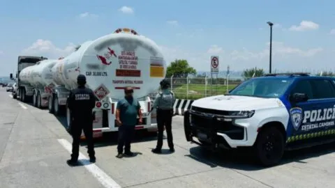 Aseguran tractocamión con 60 mil litros de hidrocarburo en Apaseo el Grande, Guanajuato