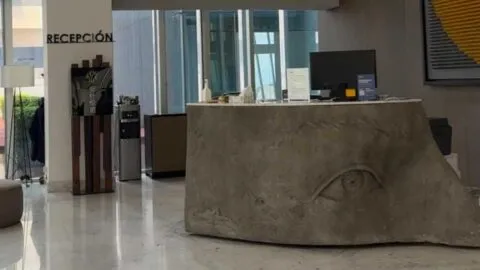 Sin recepcionista y con presencia policial, así luce hotel donde huésped agredió a recepcionista en Santa Fe