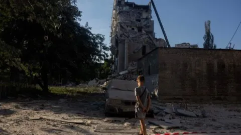 Ataques cruzados entre Rusia y Ucrania dejan 15 muertos tras bombardeo histórico en Kiev