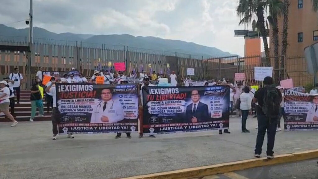 Familiares exigen la liberación de médicos vinculados al caso Ayotzinapa