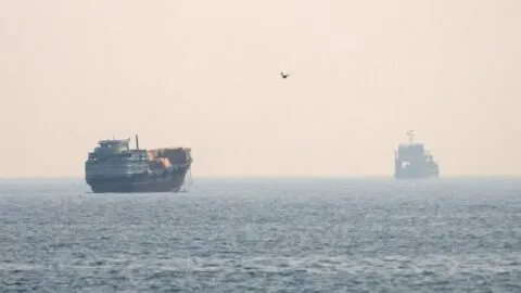 Bajan precios del petróleo este 10 de julio; se prevé alza ante cambios en el estrecho de Ormuz por la guerra