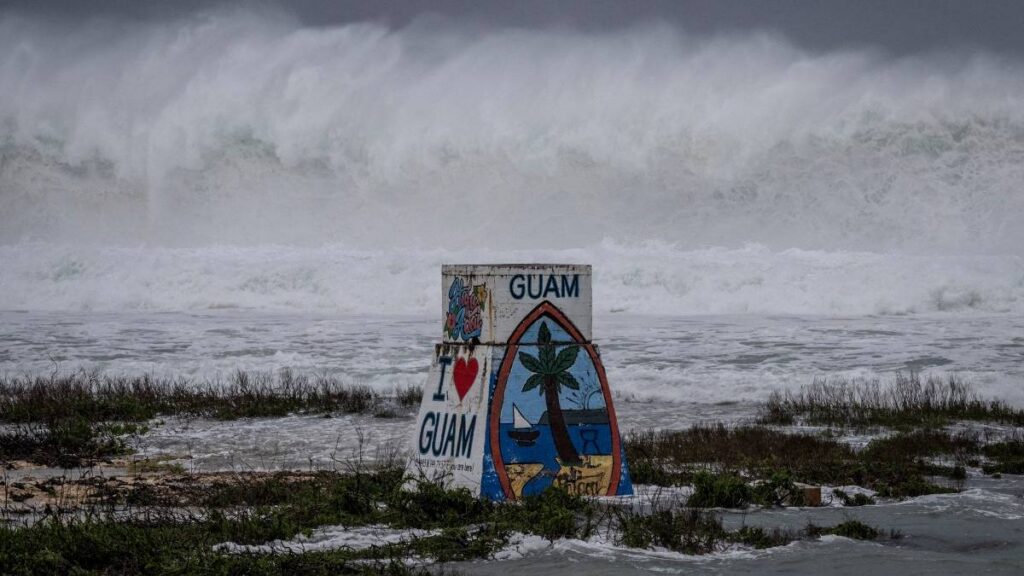 Un supertifón provoca importantes daños cerca de Guam, en el Pacífico