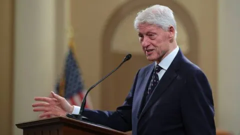 Clinton advierte “serias amenazas a la democracia” en aniversario 250 de EE. UU.