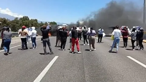 Bloquean ambos sentidos de la autopista México-Puebla para exigir la localización de Maricela Ruíz