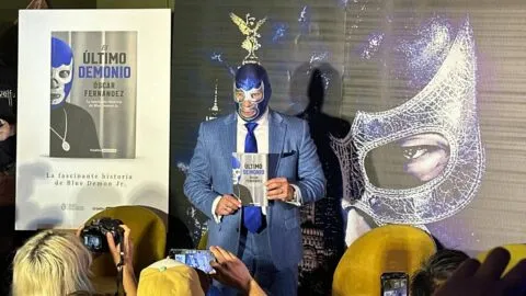Blue Demon Jr. anuncia gira de despedida tras 41 años en los cuadriláteros y presenta su libro biográfico