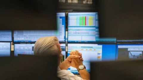 Wall Street cierra mixto por tensión entre EE. UU. e Irán; petróleo sube 5%