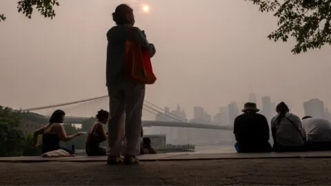Alerta sanitaria en Nueva York por humo de incendios y calor extremo
