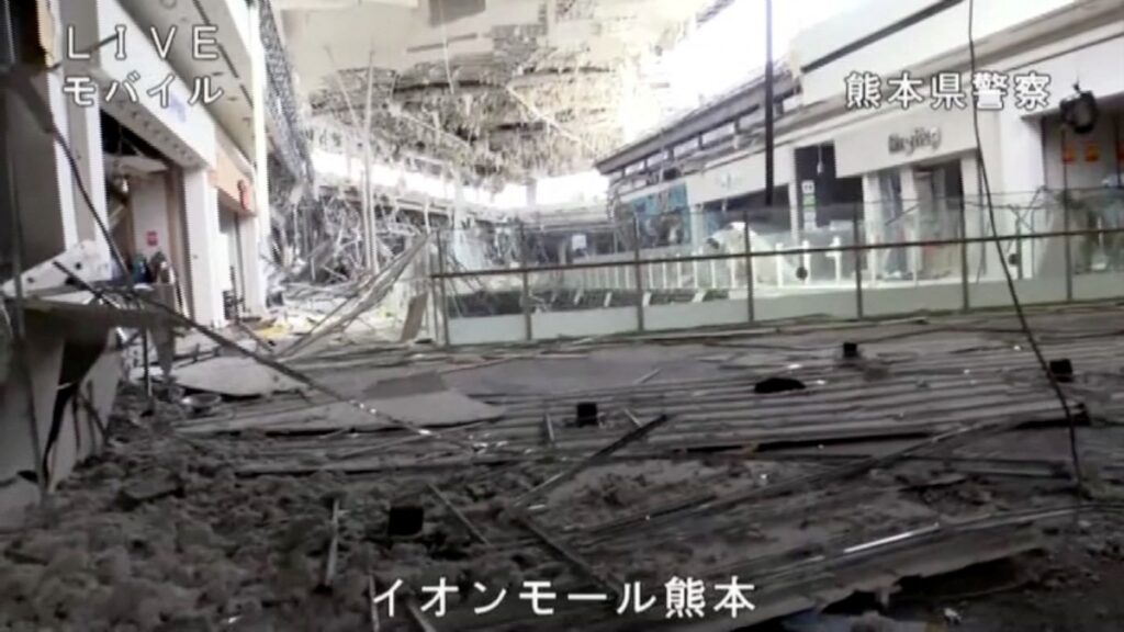 Cámara de policía capta devastación al interior del centro comercial Aeon Mall tras sismo en Japón