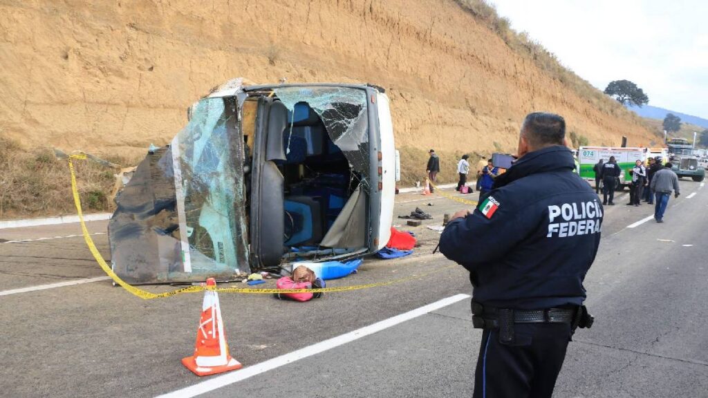 caos-en-la-autopista-mexico-puebla-por-volcadura-de-trailer-hay-fila-de-5-kilometros