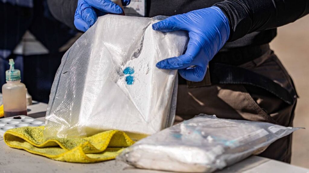captan-a-presunto-elemento-del-ejercito-colocando-una-bolsa-con-aparente-droga-a-comerciante