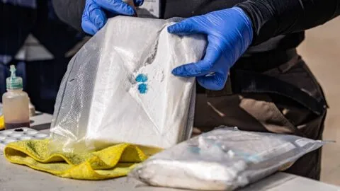 Captan a presunto elemento del Ejército colocando una bolsa con aparente droga a comerciante