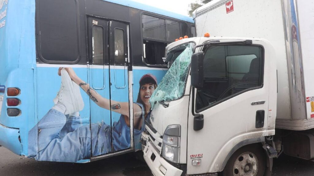 captan-el-momento-del-choque-entre-un-trailer-y-un-autobus-en-la-puebla-tehuacan-murio-una-mujer