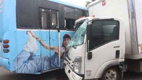 Captan el momento del choque entre un tráiler y un autobús en la Puebla-Tehuacán; murió una mujer
