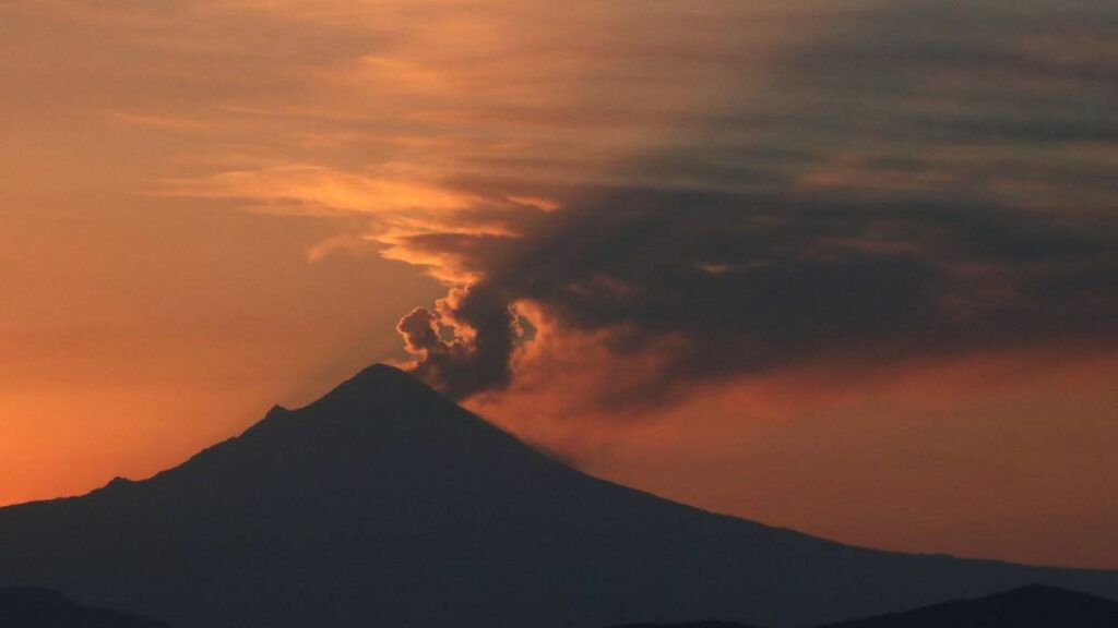 captan-raras-luces-cerca-del-volcan-popocatepetl
