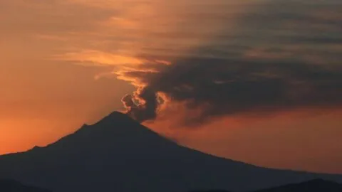 Captan raras luces cerca del volcán Popocatépetl
