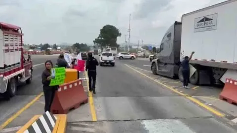 Familiares de Teodoro García Simental, alías el "Teo", bloquean carretera Panamericana