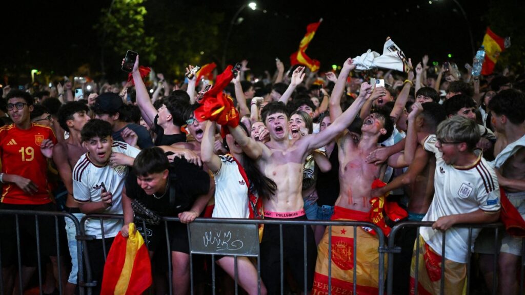 Los hinchas españoles seguirán con sus festejos hasta mañana lunes.