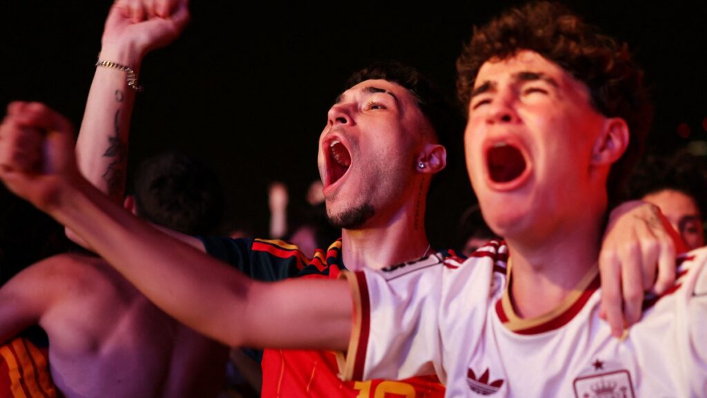 El grito de los aficionados españoles tras la victoria de España.