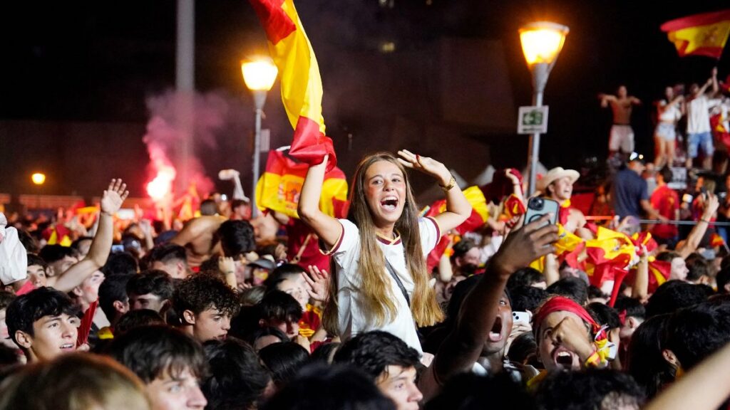 Españoles celebran la Copa de Oro del Mundial 2026.