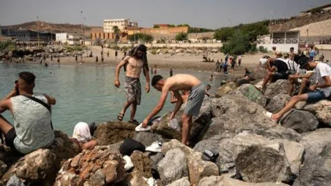 España enfrenta crisis migratoria tras ingreso de 60 mil personas a Ceuta; UE reacciona